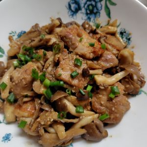 コスモスの作ってみた!投稿(【鶏肉ときのこのごま味噌炒め】秋に食べたい、コクうまおかず)