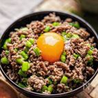《アスパラガスとひき肉のそぼろ丼》焼肉のたれとお味噌で簡単