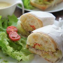 カレー風味のサバフリッターサンドイッチ（さばサンド）