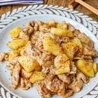 ご飯が進む！【豚こまとじゃがいものガリバタ味噌炒め】ワンパン