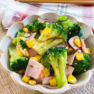 冷凍野菜でお手軽に☆ブロッコリーとハムのごま塩昆布和え