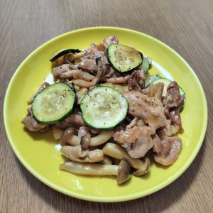 めぇの作ってみた!投稿(こってり美味しい！豚こまズッキーニのオイスター炒め)