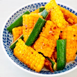 まゆの作ってみた!投稿(【とうもろこしとズッキーニの黒胡椒炒め】今日のおつまみ)