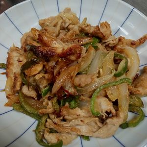 鶏皮坊主の作ってみた!投稿(定食屋さん1番人気🍚豚バラピーマンのピリ辛味噌漬け炒め🤩)