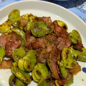 eveの作ってみた!投稿(香ばしじゅわ〜！そら豆とベーコンのガリバタ炒め)