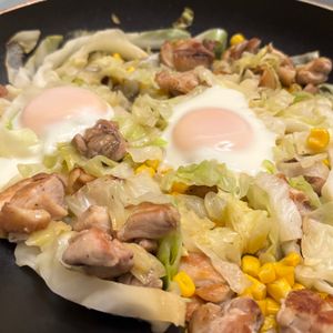 みぃあの作ってみた!投稿(鶏肉と春キャベツのコンソメバタコーン！とろ〜り卵仕立て)