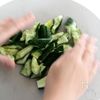 叩かずひねる！きゅうりのゆかりごま和えの工程2