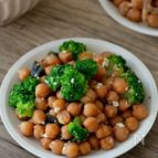 ひよこ豆とブロッコリーの塩麴わかめ和え