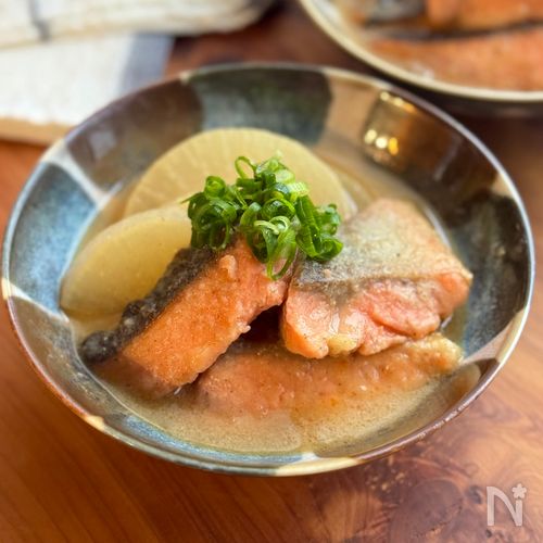 【余った白味噌で作る♡】鮭大根の白味噌出汁バター煮