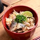 干物で旨味強化「サンマの干物釜飯」