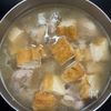 焼き長ねぎが香ばしい♪鶏肉と厚揚げのごろっと味噌汁の工程3