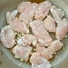【鶏むね肉とにらとトマトのガーリックオイスター炒め】の工程1