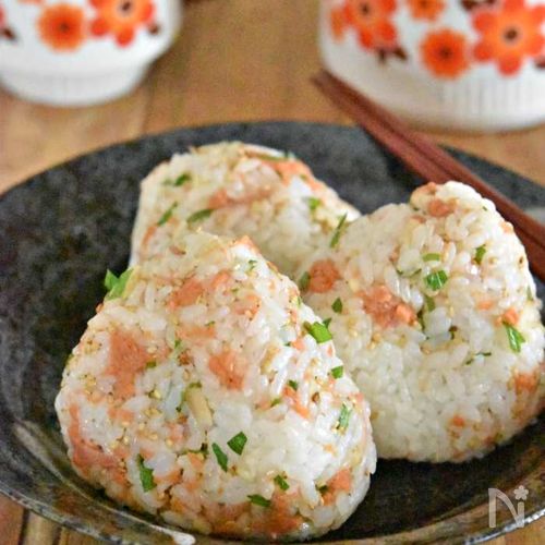 鮭フレークと薬味の混ぜごはん
