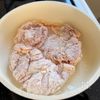甘辛だれがたまらない【ハニーガーリックチキン】の工程1