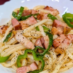 まゆのの作ってみた!投稿(がつんとウマい！【ベーコンとピーマンのガリバタ焼きうどん】)