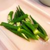【簡単副菜】オクラと玉ねぎのニンニク白だし和えの工程1