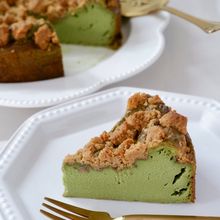 豆腐でやさしい【抹茶ときなこの米粉クランブルチーズケーキ】