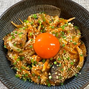 楽ラク手抜キッチン🐶🐾の作ってみた!投稿(鯖缶と新玉でユッケ丼風)