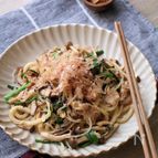 きのこのマヨおかか焼きうどん。
