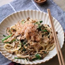 きのこのマヨおかか焼きうどん。