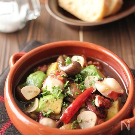 タコとアボカドのアヒージョ By 緑川鮎香 レシピサイト Nadia ナディア プロの料理家のおいしいレシピ