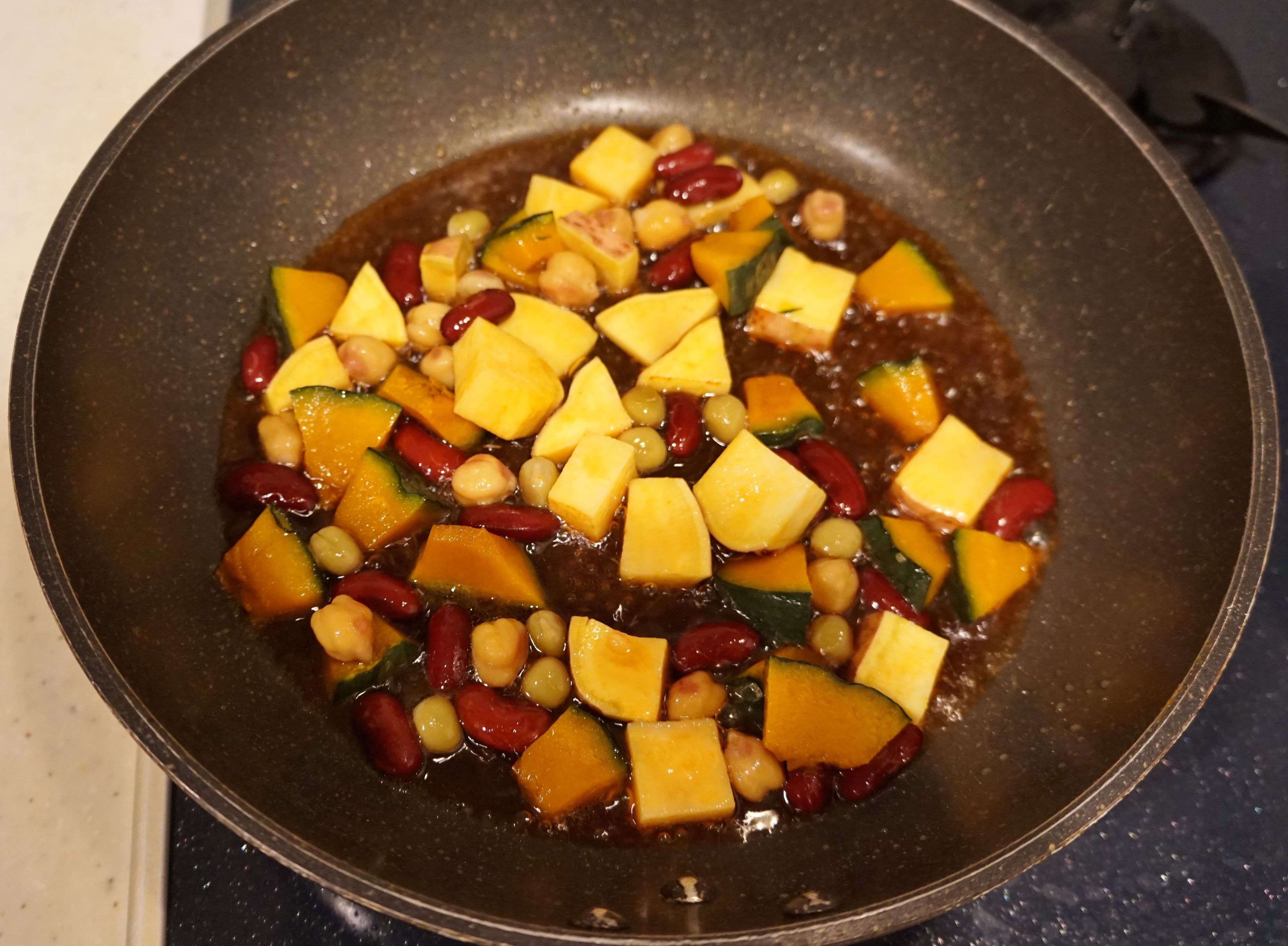 お豆入りでホクホクUP！かぼちゃとサツマイモの甘酢炒め | レシピ