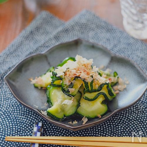 凍ったまま白だしを入れるだけ！冷凍ズッキーニのおひたし