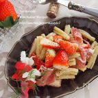 いちごと生ハムのショートパスタ