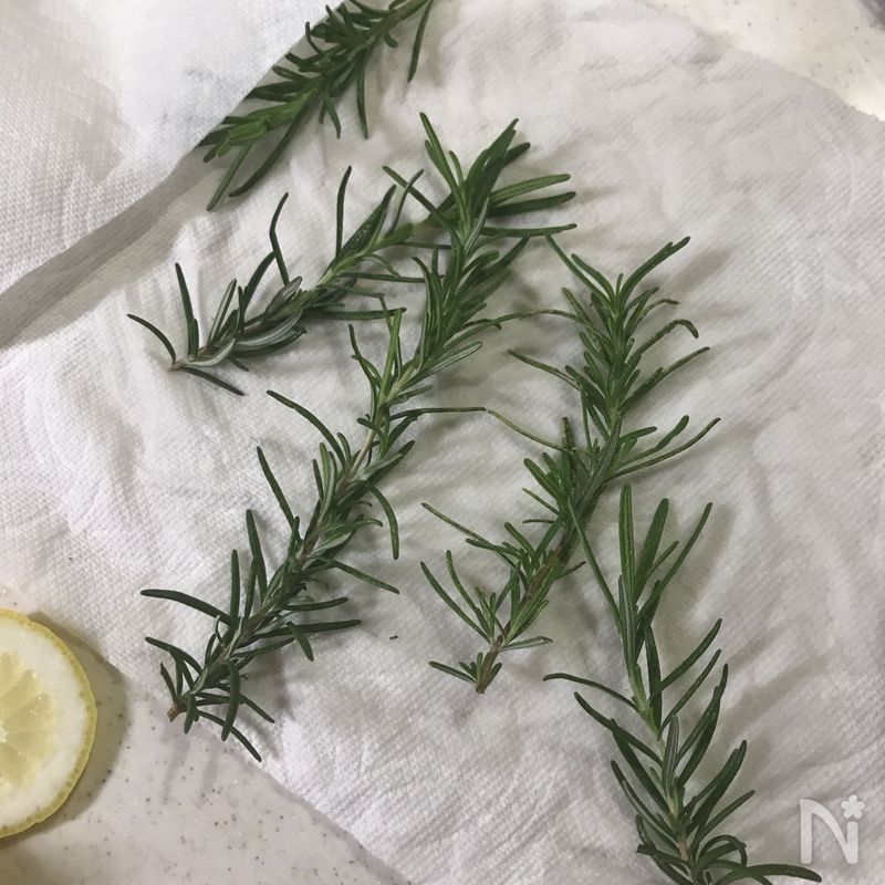 レモンとローズマリーのローストチキンとクリスピーポテトのレシピ