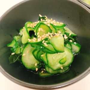 りんの作ってみた!投稿(シンプルだけど無限に食べれる！『きゅうりとわかめの酢の物』)
