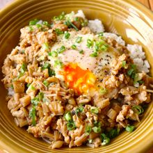 10分で完成！【甘辛とろ玉えのきそぼろ丼】卵もワンパンで♩