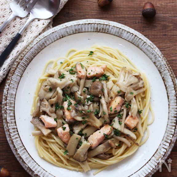 3種のたっぷりきのことサーモンのパスタ