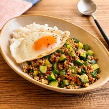 シャキッと食感にハマる♪【きゅうりたっぷり甘辛そぼろごはん】