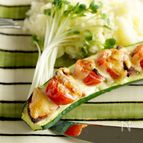 サラミとトマトのズッキーニボート《シンプルが美味しい》