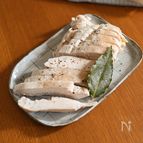 鶏むね肉が美味しい！ローリエ香る蒸し鶏