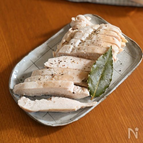 鶏むね肉が美味しい！ローリエ香る蒸し鶏