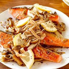 【鮭ときのこのバタポン照り焼き】味付け簡単！旨みがじゅわ♡