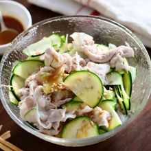 【卵黄ソースが絶品】豚肉とズッキーニのサラダ