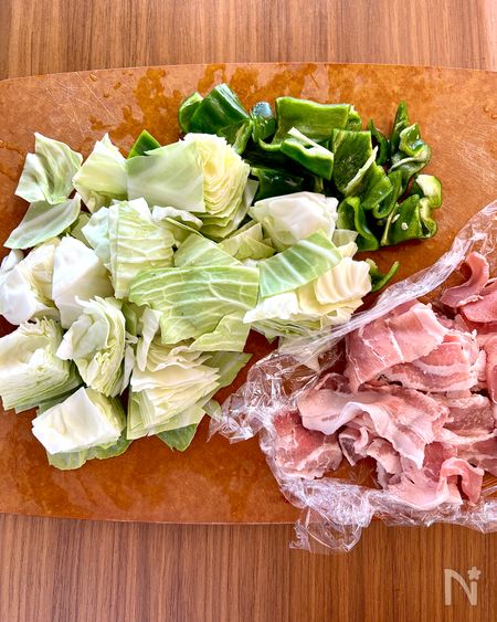 キャベツとピーマン、豚バラ肉をカットする