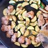 ご飯がすすむ!《ズッキーニと鶏ももの塩だれ炒め》の工程4