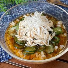 身近な調味料で簡単!火を使わない「鶏だし醤油スープご飯」