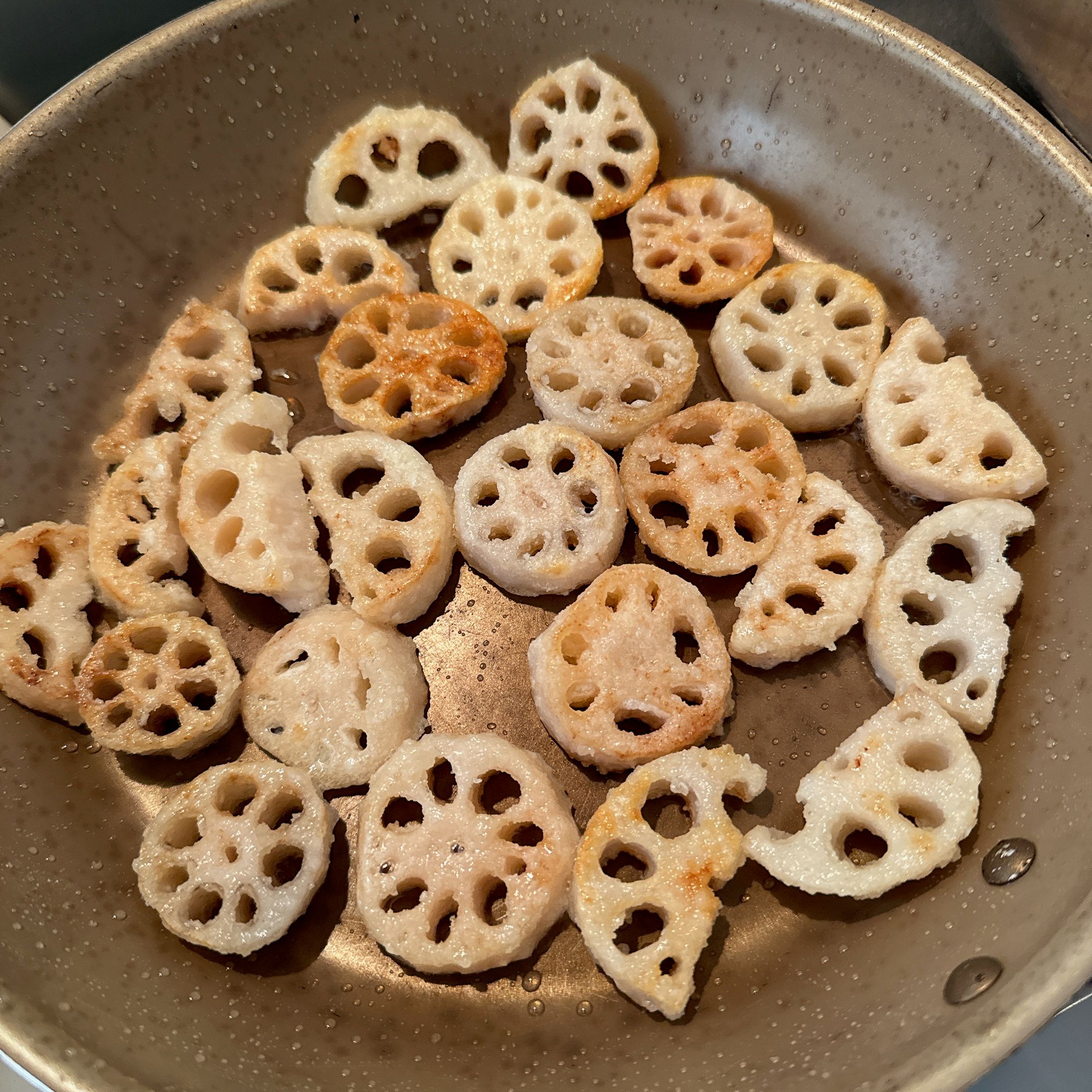 れんこんの甘辛炒め】一口食べたらやみつき！ | レシピサイトNadia