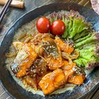 ごはんが止まらない♡【甘〜い新玉ねぎと鮭の旨照り焼き♪ 】
