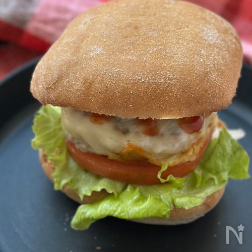 【肉汁溢れる！】塩麹deチーズバーガー　