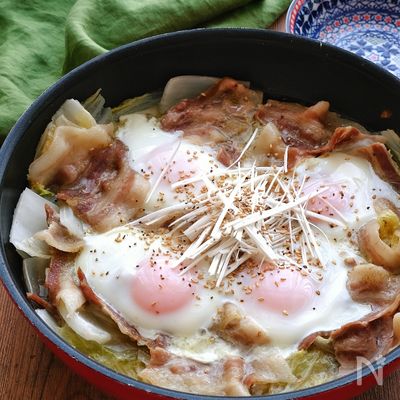 白菜と豚バラの無水蒸し煮の落とし卵鍋