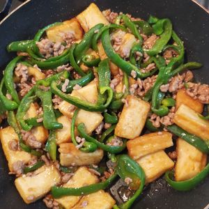 週一だけは頑張ります💦の作ってみた!投稿(【さっぱり旨い】豚ひき肉と厚揚げピーマンのスタミナポン照り)