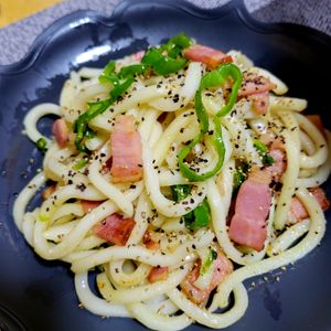 ヴェルの作ってみた!投稿(がつんとウマい！【ベーコンとピーマンのガリバタ焼きうどん】)