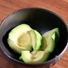 『鶏もも肉とトマトとアボカドのバジルソース炒め』の工程2