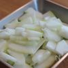 食材2つで簡単に♪冬瓜と豚バラの旨塩煮の工程1