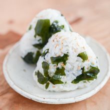ぱぱっと作れておいしい！わかめおにぎり